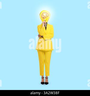 Kreatives Kunstwerk. Frau mit Glühbirne und Gehirnbild statt Kopf auf hellblauem Hintergrund. Konzeptionelles Poster über Idee und Inspiration Stockfoto