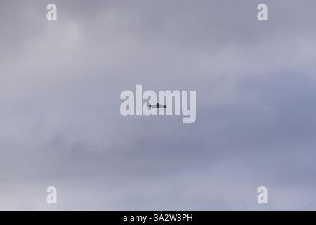 Azoren, Portugal, 09.07.2024: Flugzeug am bewölkten Himmel. CC-130H Hercules von der kanadischen Luftwaffe. Stockfoto