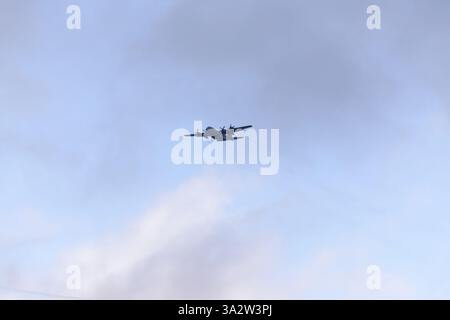 Azoren, Portugal, 09.07.2024: Flugzeug am bewölkten Himmel. CC-130H Hercules von der kanadischen Luftwaffe. Stockfoto