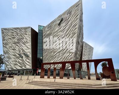 Titanic Belfast, ein beeindruckendes modernes Museum, das der RMS Titanic in Nordirland gewidmet ist. Stockfoto