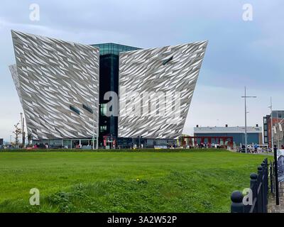 Titanic Belfast, ein beeindruckendes modernes Museum, das der RMS Titanic in Nordirland gewidmet ist. Stockfoto
