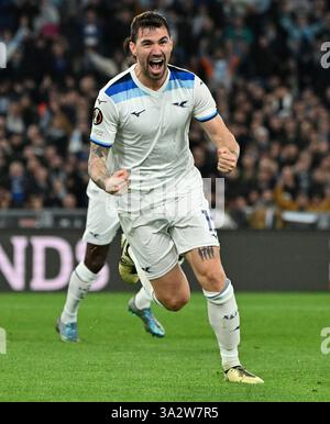 Rom, Italien. März 2025. Alessio Romagnoli feiert sein Tor beim Achtelfinale der UEFA Europa League, das am 13. März 2025 in Rom (Italien) zwischen Lazio und Viktoria Plzen gespielt wurde. Quelle: Augusto Casasoli/Xinhua/Alamy Live News Stockfoto
