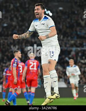 Rom, Italien. März 2025. Alessio Romagnoli feiert sein Tor beim Achtelfinale der UEFA Europa League, das am 13. März 2025 in Rom (Italien) zwischen Lazio und Viktoria Plzen gespielt wurde. Quelle: Augusto Casasoli/Xinhua/Alamy Live News Stockfoto
