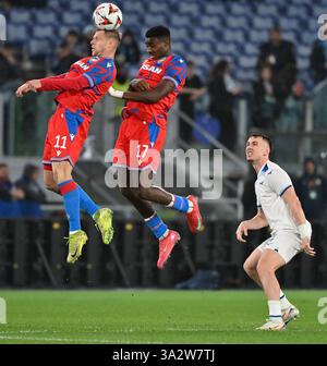 Rom, Italien. März 2025. Matej Vydra (L) von Viktoria Plzen tritt am 13. März 2025 in Rom im Achtelfinale der UEFA Europa League gegen Viktoria Plzen an. Quelle: Augusto Casasoli/Xinhua/Alamy Live News Stockfoto