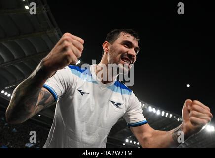 Rom, Italien. März 2025. Alessio Romagnoli aus Lazio feiert am 13. März 2025 das zweite Legspiel der UEFA Europa League zwischen Lazio und Viktoria Plzen in Rom, Italien. Quelle: Augusto Casasoli/Xinhua/Alamy Live News Stockfoto