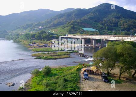 Gurye County, Südkorea - 3. Oktober 2021: Camper errichteten Zelte und Fahrzeuge entlang der Ufer des Seomjin-Flusses in der Nähe des Zusammenflusses mit dem Bos Stockfoto