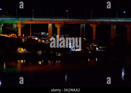 Gurye County, Südkorea - 3. Oktober 2021: Camper sammeln sich am Ufer des Seomjin in der Nähe seines Zusammenflusses mit dem Boseong River bei Apnok Stockfoto