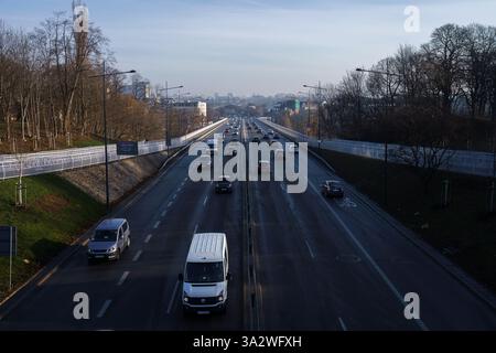 Warschau, Polen, 27. Januar 2025 - Morgenverkehr auf der Aleja Armii Ludowej Straße. Stockfoto