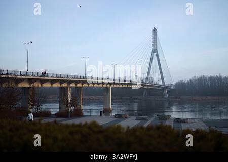Warschau, Polen. 27. Januar 2025: Swietokrzyski-Brücke mit Fußgängern im frühen Morgenlicht Stockfoto