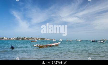 Dakar, Senegal – Blick auf den Petit Ngor Beach, Ausgangspunkt für Boote zur Insel Ngor, einer kleinen Insel vor der senegalesischen Küste in der Nähe von Dakar. Stockfoto