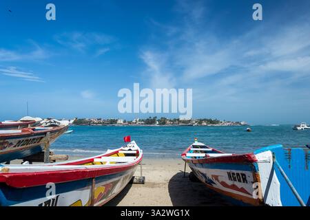 Dakar, Senegal – Blick auf den Petit Ngor Beach, Ausgangspunkt für Boote zur Insel Ngor, einer kleinen Insel vor der senegalesischen Küste in der Nähe von Dakar. Stockfoto