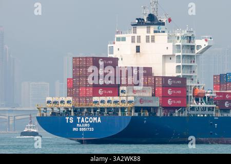 Hongkong. China- 02.18.2025. Nahaufnahme eines mit Containern beladenen Containerschiffs, das in den Hafen von Hongkong einfährt. Stockfoto