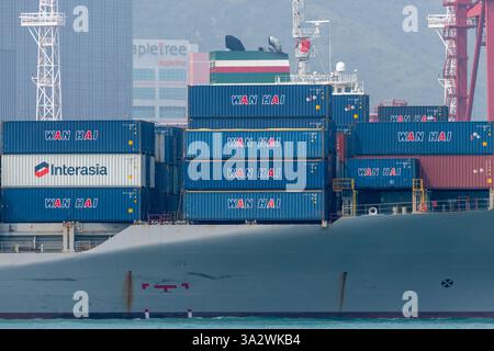 Hongkong. China- 02.18.2025. Nahaufnahme von Containern, die auf einem Frachtschiff im Hafen von Hongkong gestapelt sind. Stockfoto