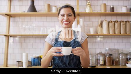Porträt, Frau und Kellner mit Kaffee im Café des Kundenservice, Espresso-Getränk und Bestellabholung. Lächeln, Person und Getränk für Stockfoto