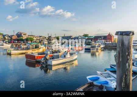 Rockport Harbour mit der berühmten roten Angelhütte in der Ferne, Massachusetts, USA Stockfoto
