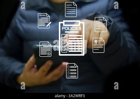 Eine Frau, die mit einer digitalen Schnittstelle interagiert und verschiedene Richtliniendokumente und Checklisten anzeigt, die Richtlinienmanagement, Compliance und Regulierung symbolisieren Stockfoto