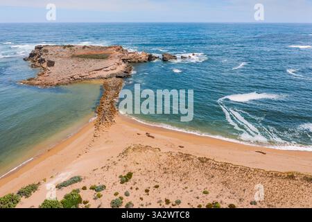 Aus der Vogelperspektive des geschwungenen Sandstrangs führt zu einem Felsvorsprung bei Beachport an der Kalksteinküste in South Australia. Stockfoto