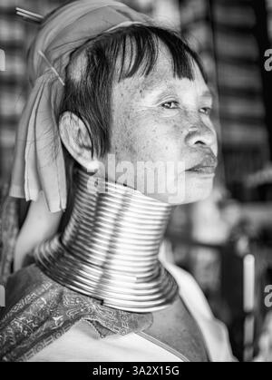 Pai District, Mae Hon Song, Thailand-16. Februar 2025: Im nahe gelegenen ethnischen Dorf tragen die Stammesfrauen der Karen und Flüchtlinge aus Myanmar einen unverwechselbaren Hals Stockfoto
