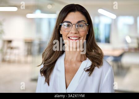 Glückliche Geschäftsfrau mittleren Alters mit Brille im Büro. Kopfschuss. Stockfoto