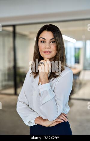 Selbstbewusste professionelle Geschäftsfrau mittleren Alters im Büro, Porträt. Stockfoto