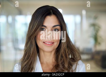 Selbstbewusste professionelle Geschäftsfrau mittleren Alters im Büro, Porträt. Stockfoto