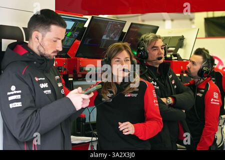 Sakhir, Bahrain. Februar 2025. Laura Müller (M), die erste weibliche Formel-1-Renningenieurin des amerikanischen MoneyGram Haas F1 Teams, steht während der Tests vor der neuen Formel-1-Saison neben Teamkollegen in der Garage. Quelle: Hasan Bratic/dpa/Alamy Live News Stockfoto