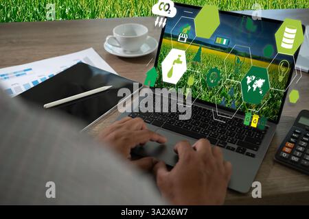 Landwirtschaftstechnologie Landwirt mit Computersteuerung Smart Farming, Agrarindustrietechnologie Stockfoto