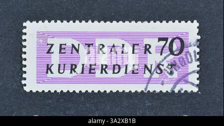 Gestempelte Briefmarke, gedruckt von der DDR, mit der Amtsmarke für die Verwaltung des ZKD, um 1957. Stockfoto