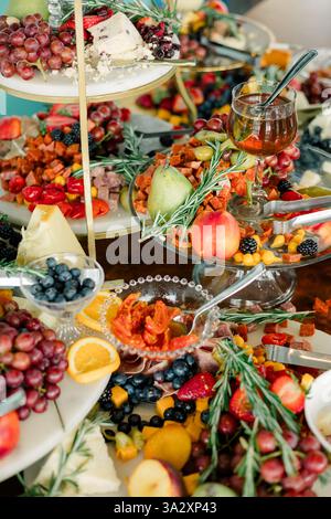 Luxuriöse Wurstwaren mit Obst, Käse und Beilagen. Stockfoto