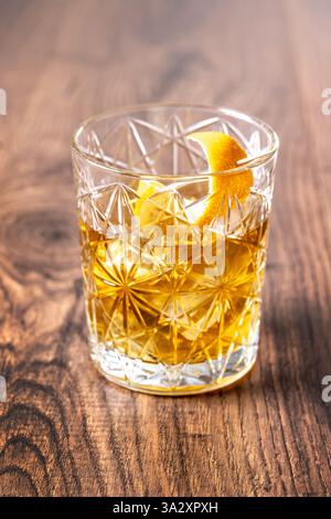 Altmodischer Cocktail garniert mit Orange auf Holztisch Stockfoto