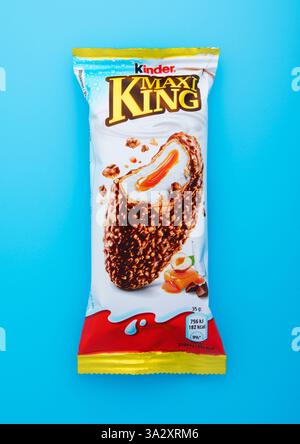 LONDON, UK - 27. FEBRUAR 2025: Kinder Maxi King Haselnuss Karamell Snackbar auf blau. Stockfoto