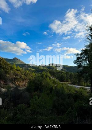 Wunderschöner Blick auf Berge und Grün unter einem klaren blauen Himmel bei Tageslicht Stockfoto