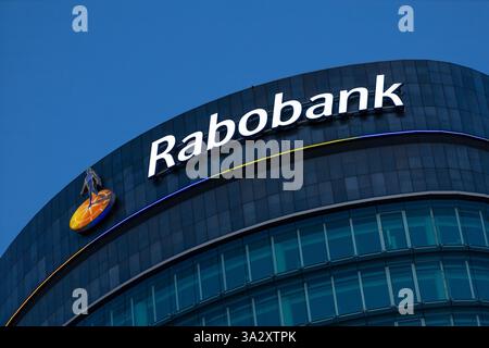 Rabobank-Logo am Eingang des Hauptquartiergebäudes. Stockfoto