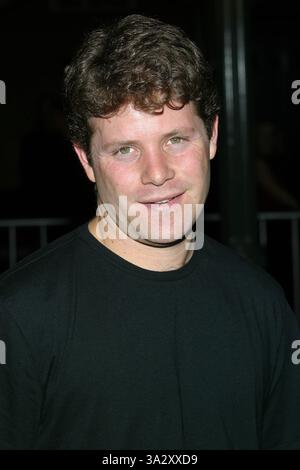 11. November 2002 - Los Angeles, Kalifornien - SEAN ASTIN-... SPECIAL SCREENING VON MGMS '' STIRB AN EINEM ANDEREN TAG ''-. BEI DEM SHRINE AUDITORIUM LOS ANGELES, CA-. FITZROY BARRETT / 11.11.2002 - K27112FB (D) (Kredit-Bild: © Globe Photos/ZUMAPRESS.com) Stockfoto