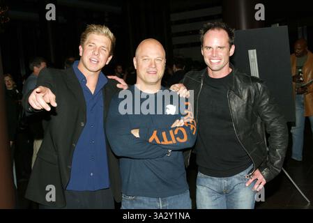 6. JANUAR 2003 – LOS ANGELES, KALIFORNIEN, USA – K28137FB ..DIE PREMIERE DER SHIELD STAFFEL 2 IM . DIRECTORS GUILD OF AMERICA IN LOS ANGELES, CA. 1/6/2003 .. FITZROY BARRETT / 2003 . KENNETH JOHNSON, MICHAEL CHIKLIS & WALTON GOGGINS. (Kreditbild: © Globe Photos/ZUMAPRESS.com) Stockfoto