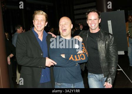 6. JANUAR 2003 – LOS ANGELES, KALIFORNIEN, USA – K28137FB ..DIE PREMIERE DER SHIELD STAFFEL 2 IM . DIRECTORS GUILD OF AMERICA IN LOS ANGELES, CA. 1/6/2003 .. FITZROY BARRETT / 2003 . KENNETH JOHNSON, MICHAEL CHIKLIS & WALTON GOGGINS. (Kreditbild: © Globe Photos/ZUMAPRESS.com) Stockfoto