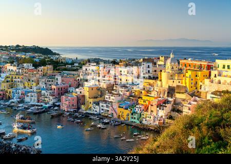 Blick auf die Insel Procida bei Sonnenuntergang Stockfoto