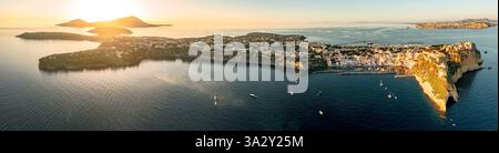 Panoramablick auf die Insel Procida bei Sonnenuntergang Stockfoto