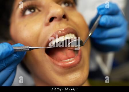 Nahaufnahme der Zahnarztuntersuchung mit Patient und Zahnarzt zur oralen Hygiene Stockfoto