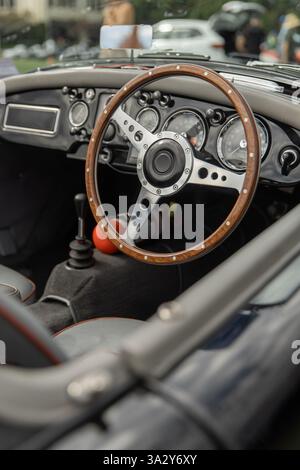 Klassisches schwarzes Cabriolet mit Holzlenkrad Stockfoto