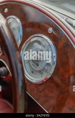 Oldtimer-Tachometer mit hölzerner Mahagoni-Armatur Stockfoto