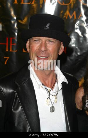 MÄRZ 2003 - WESTWOOD, KALIFORNIEN, USA - K29301NPXXX.TEARS OF THE SUN SPECIAL SCREENING. VILLAGE THEATERE, WESTWOOD, CA.03.2003. NINA PROMMER/2003 . BRUCE WILLIS(Bild: © Globe Photos/ZUMAPRESS.com) Stockfoto