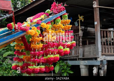 Blumendekoration eines thailändischen Langboot-Bootes auf einem Khlong des Chao Phraya Flusses in Bangkok Thailand Südostasien Stockfoto