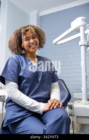 Lächelnde Frauenärztin in der Arztpraxis Stockfoto