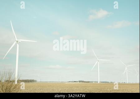 Mehrere Windräder stehen auf einem offenen Indiana-Feld mit Kopierraum Stockfoto