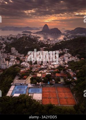 Wunderschöner Blick aus der Luft auf die Gebäude und Straßen der Stadt bei Sonnenaufgang Stockfoto