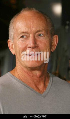 31. MÄRZ 2003 - HOLLYWOOD, CA, USA - LANCE HENRIKSEN - GHOSTS OF THE ABYSS - PREMIERE. UNIVERSAL HOLLYWOOD WALK IMAX, HOLLYWOOD, CA. 31. MÄRZ 2003 -. NINA PROMMER/2003 K29773NP(Bild: © Globe Photos/ZUMAPRESS.com) Stockfoto