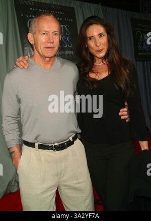 31. MÄRZ 2003 - HOLLYWOOD, CA, USA - LANCE HENRIKSEN UND DATE - ..'GHOSTS OF THE ABYSS' - PREMIERE -. UNIVERSAL HOLLYWOOD WALK IMAX, HOLLYWOOD, CA. 31. MÄRZ 2003 -. NINA PROMMER/2003 K29773NP(Bild: © Globe Photos/ZUMAPRESS.com) Stockfoto