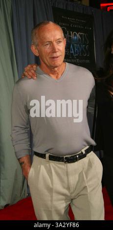 31. MÄRZ 2003 - HOLLYWOOD, CA, USA - LANCE HENRIKSEN - GHOSTS OF THE ABYSS - PREMIERE. UNIVERSAL HOLLYWOOD WALK IMAX, HOLLYWOOD, CA. 31. MÄRZ 2003 -. NINA PROMMER/2003 K29773NP(Bild: © Globe Photos/ZUMAPRESS.com) Stockfoto