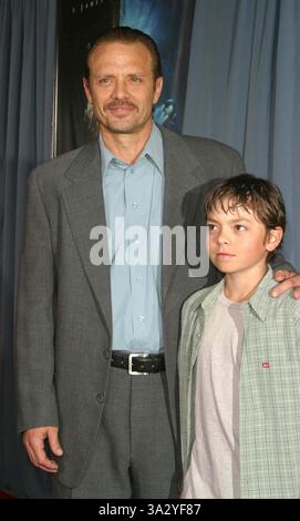 31. MÄRZ 2003 - HOLLYWOOD, CA, USA - MICHAEL BIEHN AND SON - ..'GHOSTS OF THE ABYSS' - PREMIERE -. UNIVERSAL HOLLYWOOD WALK IMAX, HOLLYWOOD, CA. 31. MÄRZ 2003 -. NINA PROMMER/2003 K29773NP(Bild: © Globe Photos/ZUMAPRESS.com) Stockfoto